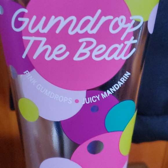 Victoria Secret - Picture 2 of 3